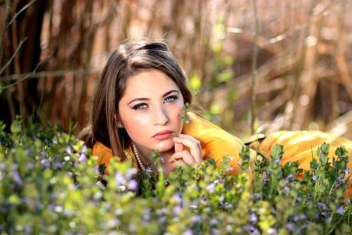 Lily 女生英文名解析
