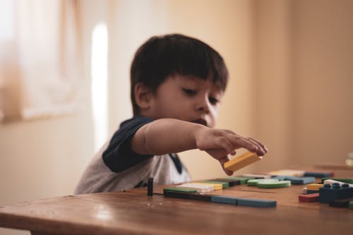 名字结尾的男孩名字  男孩子取名