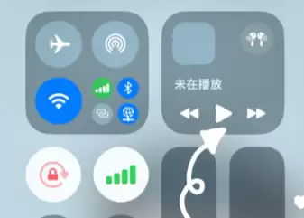 步骤四：在控制中心的媒体控件中点击播放键