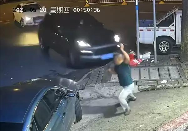 直行保时捷撞上转弯奥迪猛打方向 路边男子差点被殃及：腿都吓软了
