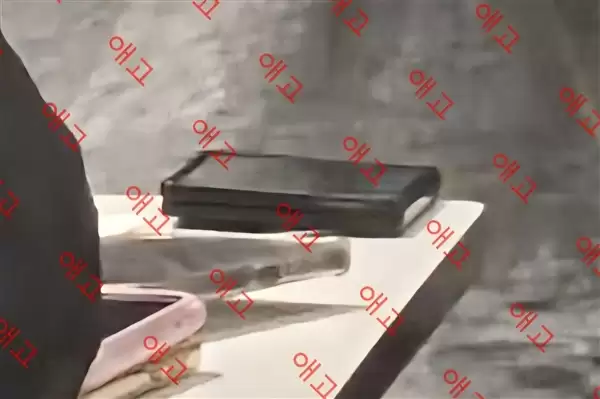 就餐时被拍！安卓第一阔折叠三星Galaxy Z Fold8真机被员工泄密：外观实锤