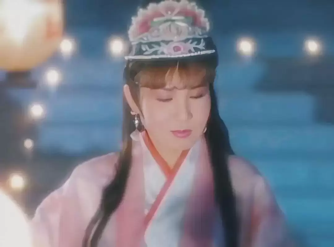 女主是楚留香的亲生女儿，女主妈未婚先孕生下她，然后被仇家逼死