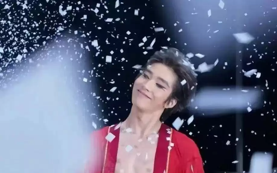 公狗剧场卖的，不是男色，是体面