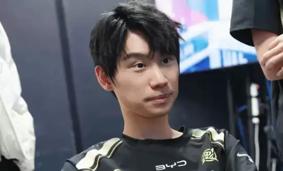 《英雄联盟》世界冠军Doinb正式复播！回归老本行 不播《DOTA2》了