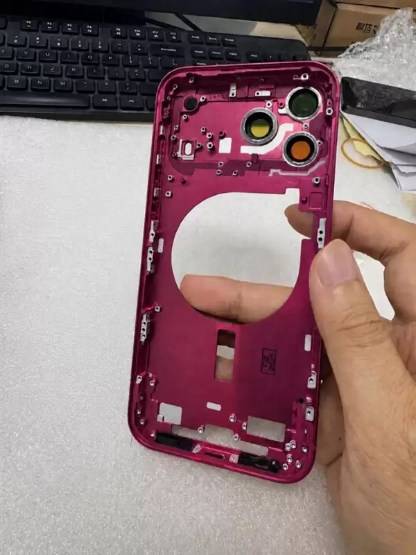 苹果iPhone 18 Pro Max机身亮相:实锤浅蓝、深红新配色