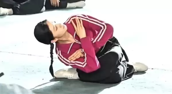 《主角》女演员卧鱼挑战引全网跟风 医生提醒：当心韧带撕裂