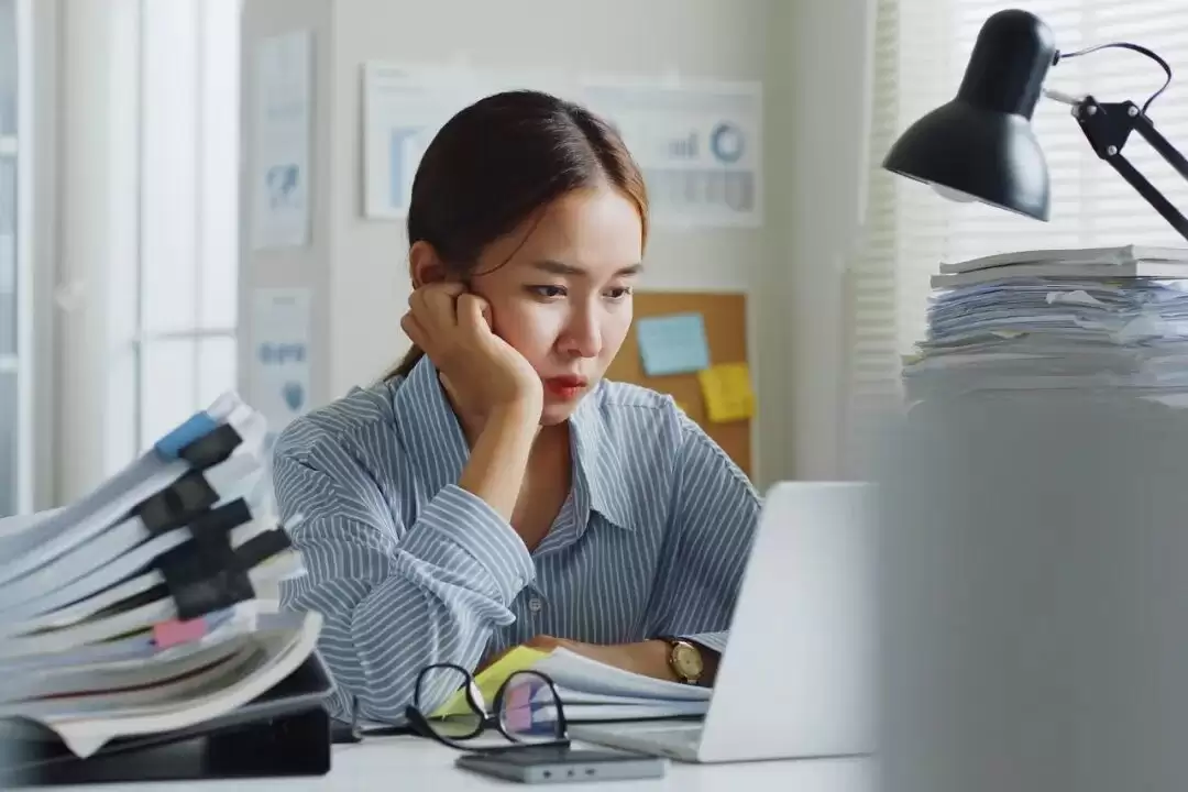 手搓论文AI率80%，大学生被逼疯