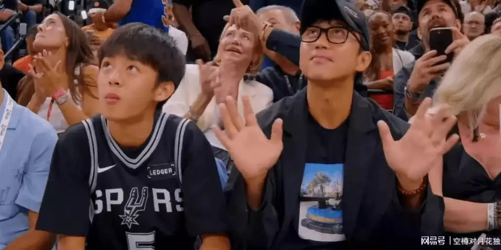 邓超携子等等观战NBA总决赛，14岁少年淡定吃爆米花帅气十足