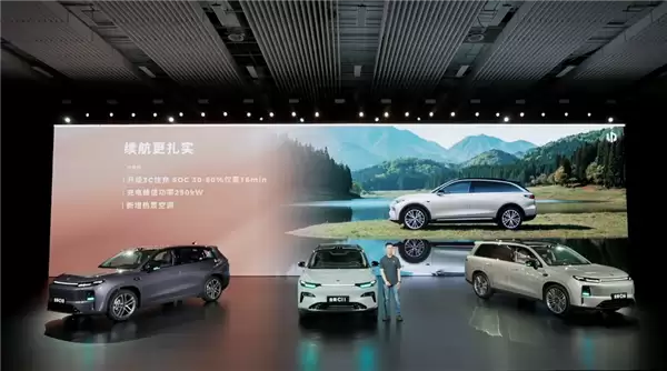 30万级配置打穿到15万！零跑全新C11上市：14.38万起