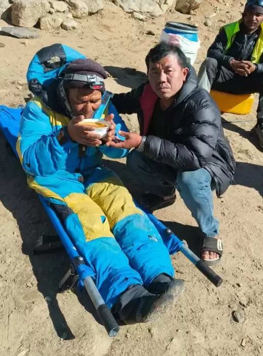 52岁向导被“抛”珠峰 无装备无补给!孤身一人生存6天自救