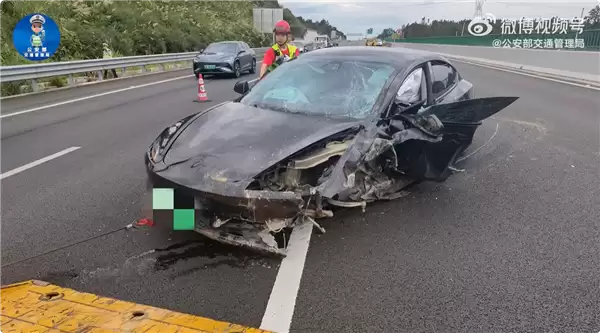 高速上连续开特斯拉近12小时不休息 司机犯困撞烂整车
