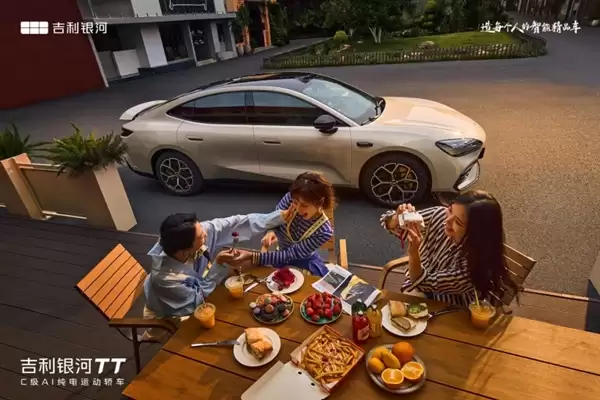 吉利纯电C级运动轿车 银河TT官图发布：大前备箱+多色车漆