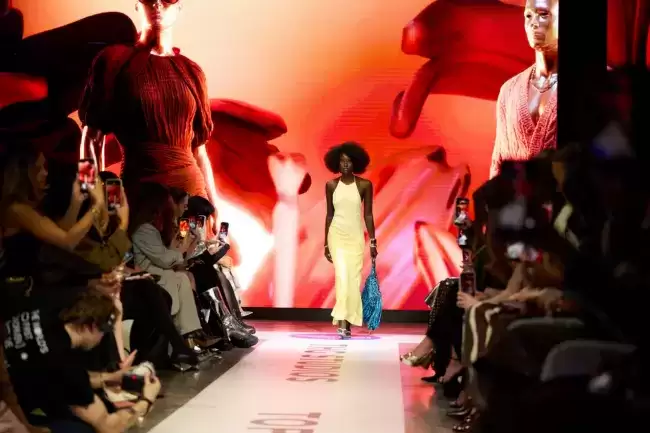 机器人定义零售新体验！极智嘉机器人亮相全球首场AI驱动的时装大秀