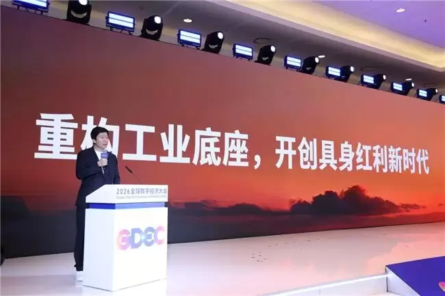 小雨智造乔忠良首提“具身红利”，首款具身焊接机器人亮相数