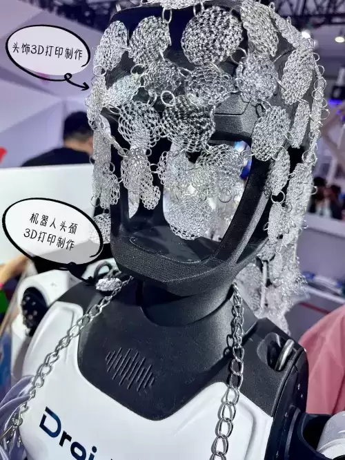 京东展台机器人成焦点 3D打印Y3K装备引领科技美学新风潮