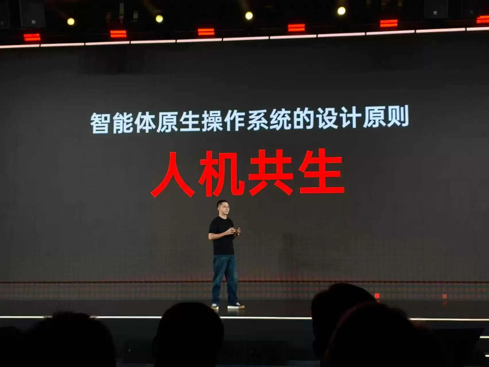 阶跃星辰连发三张王牌:STEPX品牌+Step AOS系统+首款原生智能体手机亮相