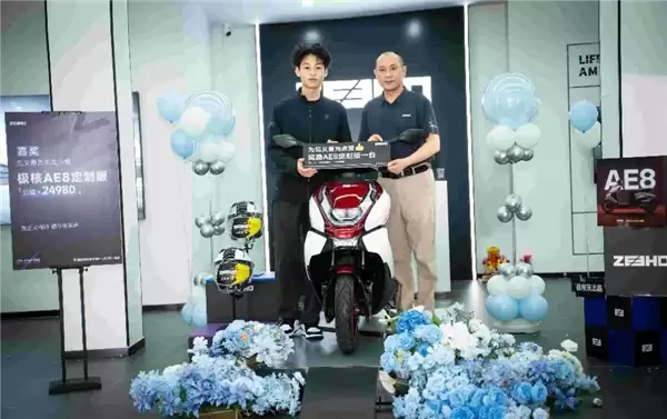 18岁少年拆极核电池砸窗救人！品牌方兑现承诺：赠送一台定制版AE8电摩