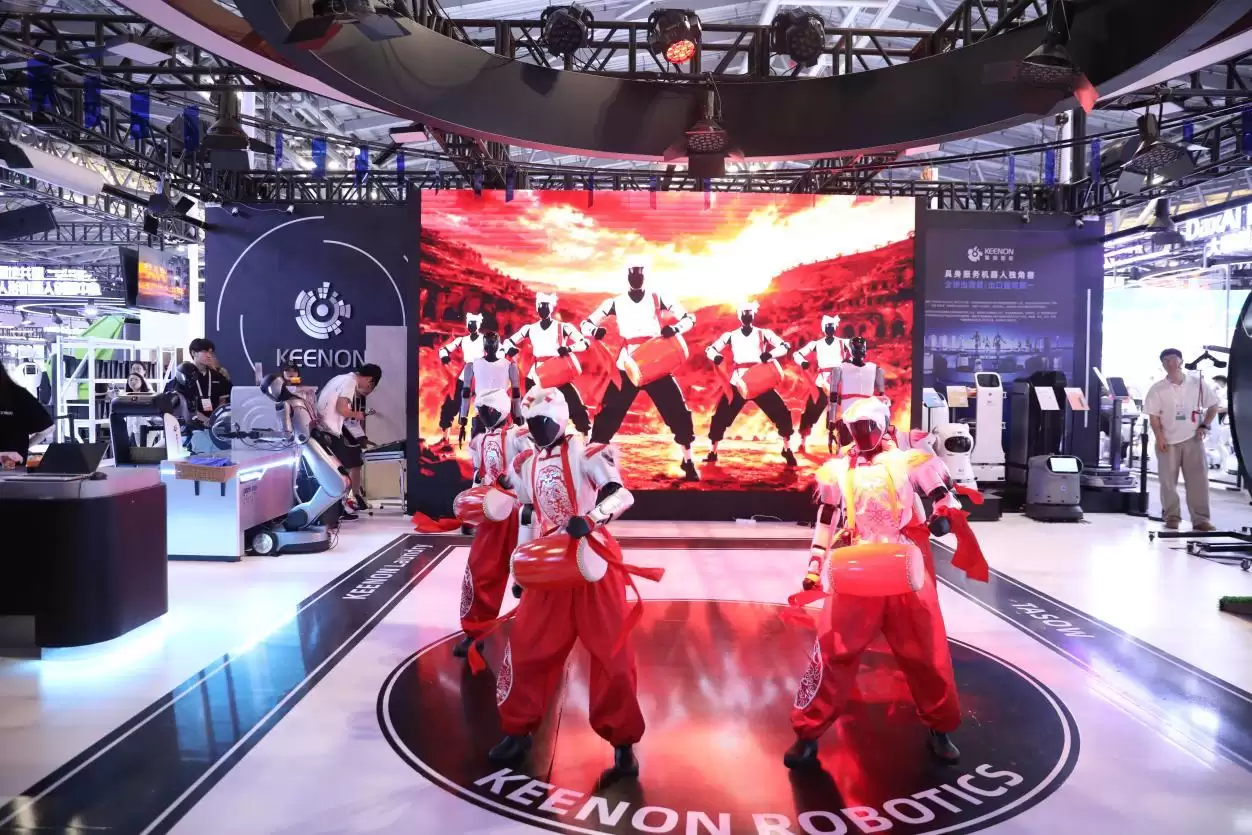 WAIC 2026擎朗具身社区开张:无遥操,纯自主,看得见的具身服务