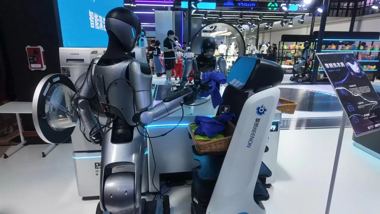WAIC 2026擎朗具身社区开张:无遥操,纯自主,看得见的具身服务