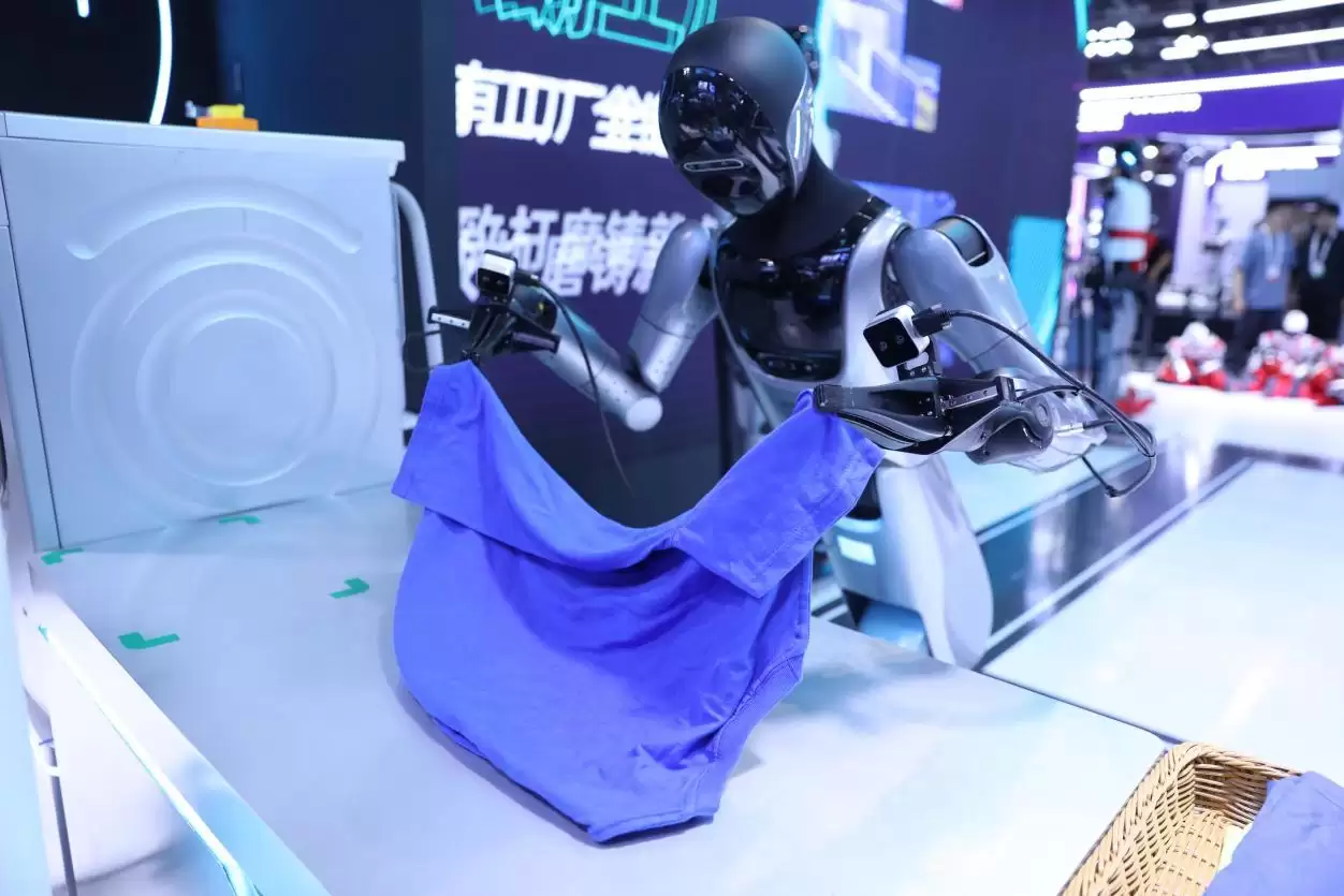 WAIC 2026擎朗具身社区开张:无遥操,纯自主,看得见的具身服务