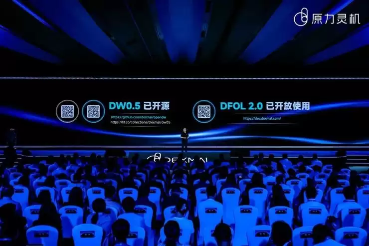 泛化涌现！原力灵机三级火箭助推具身智能落地