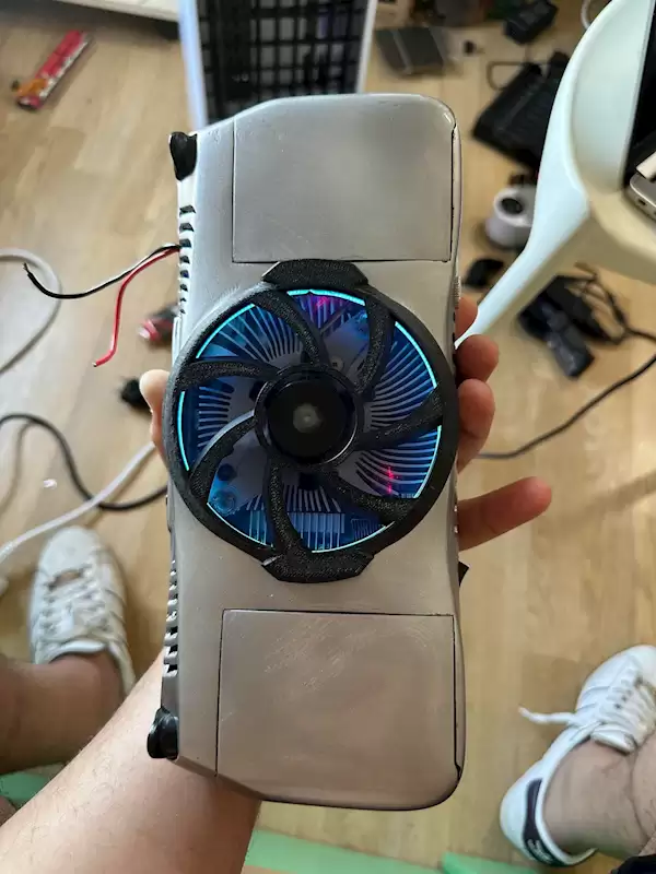 将PS4改造成掌机 网友展示超强DIY实力