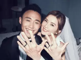 蔡卓妍为丈夫过33岁生日，夫妻低调庆祝吃蛋糕，结婚三个月仍甜蜜