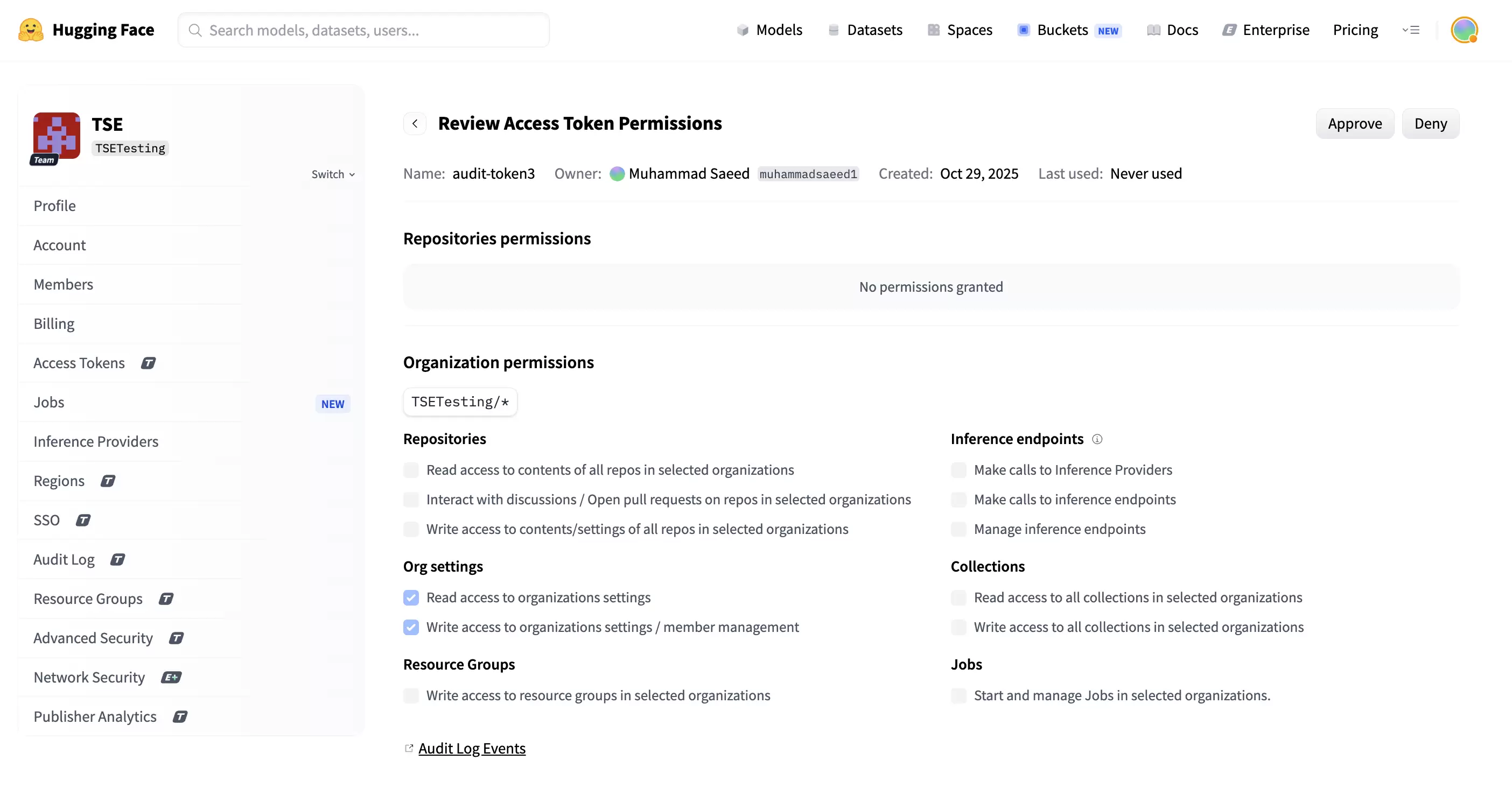 Hugging Face 组织管理员的 Review Access Token Permissions 页面，显示资源权限以及 Approve 和 Deny