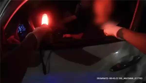 女子酒驾被查打电话让朋友开车来接：不料后者喝的更多！