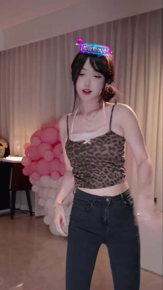 性感主播呆妹儿被嘲讽：千万粉丝没人刷礼物！