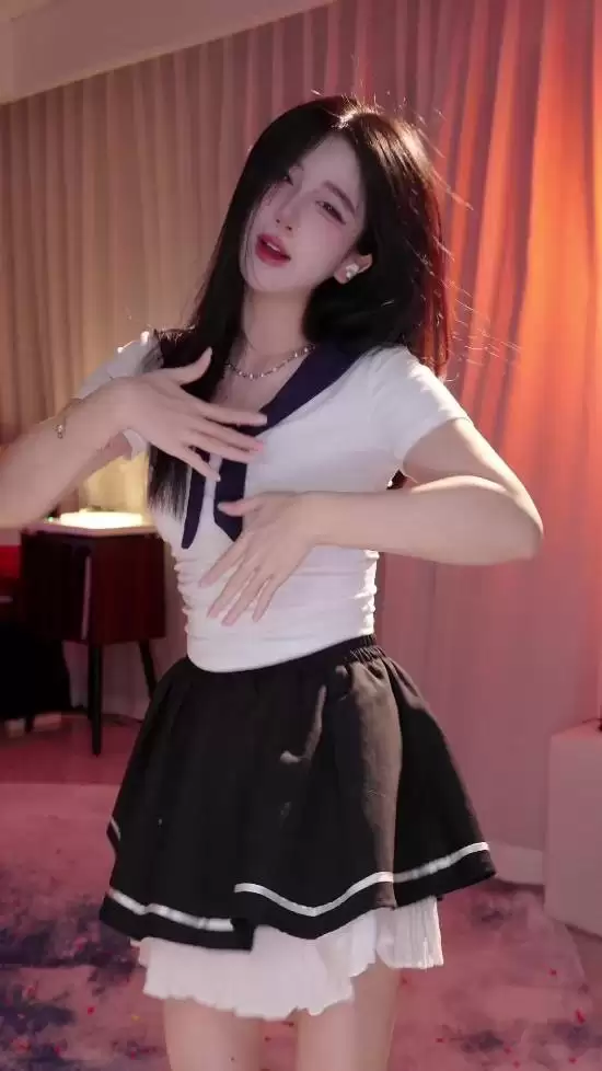 性感主播呆妹儿被嘲讽：千万粉丝没人刷礼物！