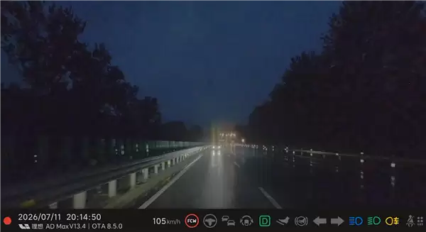 理想车主雨夜高速上遇逆行车辆差点被撞 博主怒斥这就是杀人