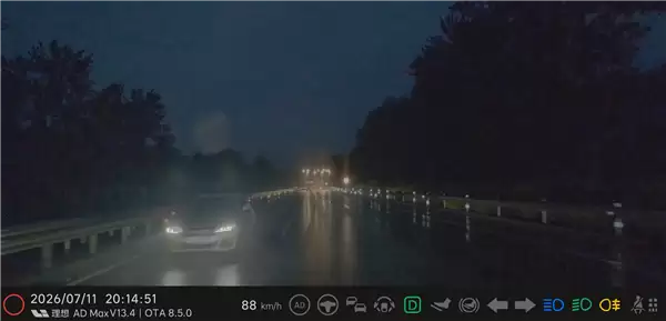 理想车主雨夜高速上遇逆行车辆差点被撞 博主怒斥这就是杀人