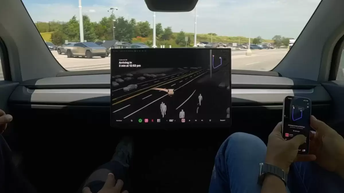特斯拉在智利、哥伦比亚招聘AI安全员，为Robotaxi出海铺路