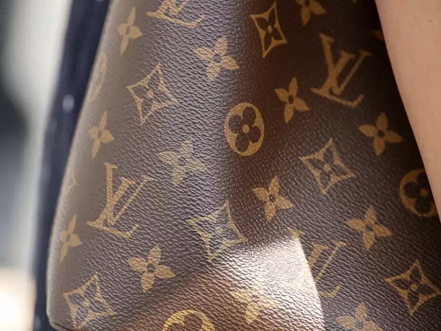 LV澄清“起诉小区使用四叶花卉纹样”:是涉事场所内涉嫌售假