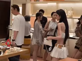 王思聪携网红钟惠玲日本逛街，女方瘦成火柴人，网友直呼恐怖