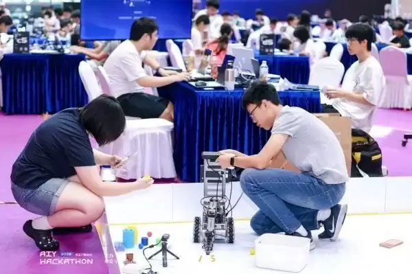 M-Robots OS机器人队伍斩获AIY Hackathon 2026决赛第一！