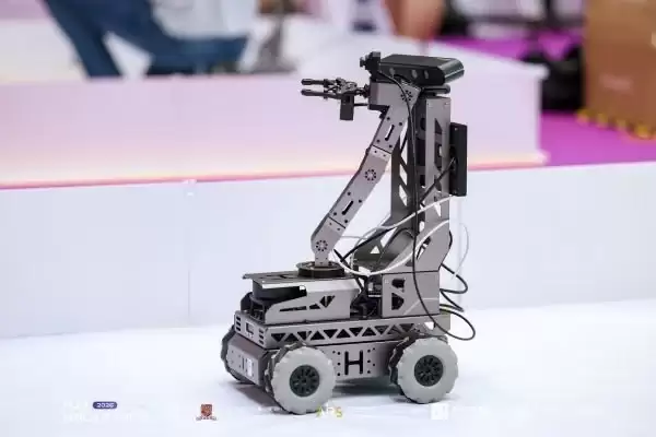 M-Robots OS机器人队伍斩获AIY Hackathon 2026决赛第一！