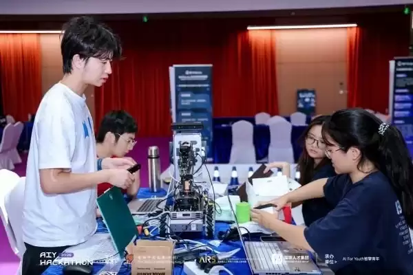 M-Robots OS机器人队伍斩获AIY Hackathon 2026决赛第一！