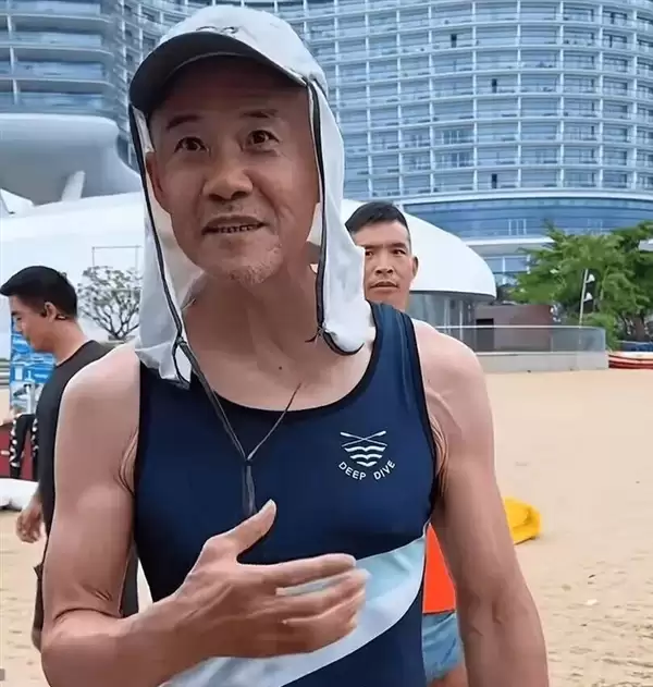 王石回应换心脏传言:自己换衣服会特意露出前胸证明无手术伤疤