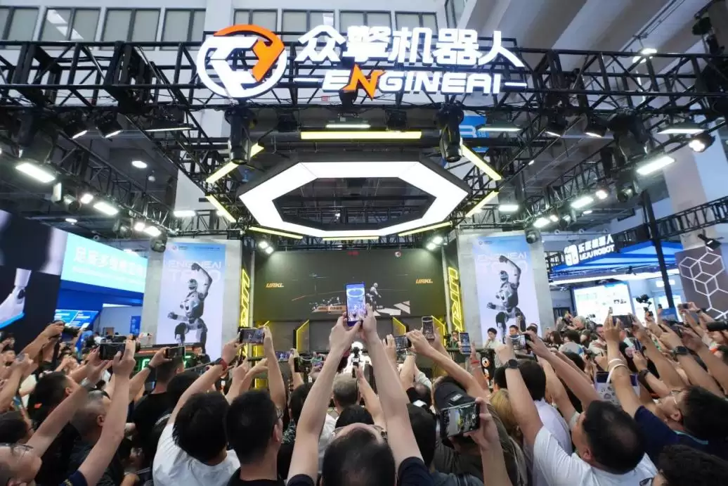 WRC 2026|众擎展台上演机器人格斗对抗，一招一式皆“功夫”