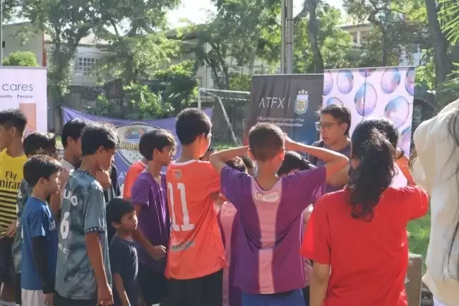 ATFX足球公益的温度：马尼拉40个孩子的绿茵课