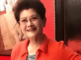 原来她是王骁的亲姨妈，国家一级演员，如今在浙江隐居家喻户晓