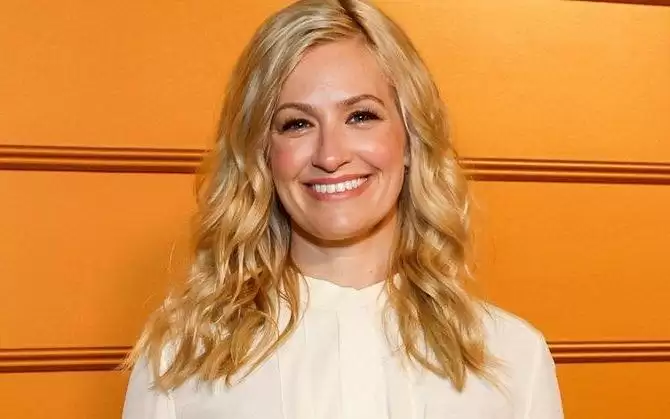 《破产姐妹》搭档重逢 Beth Behrs客串《Shifting Gears》第三季演急诊医生