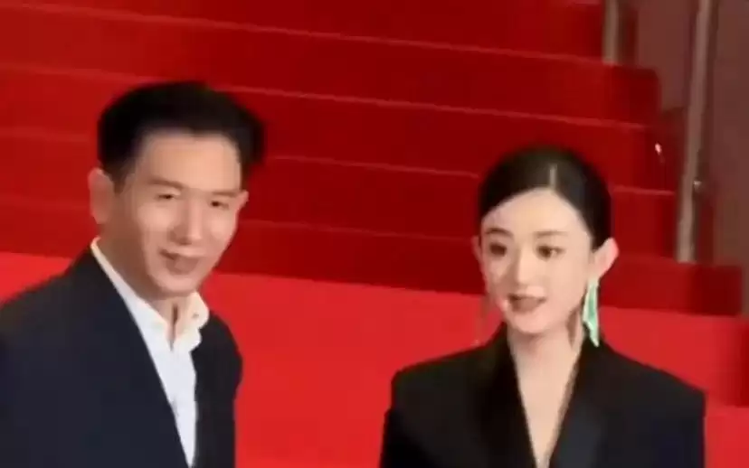 冯绍峰带想想游环球影城，父子俩罕见同框，大手牵小手温馨有爱