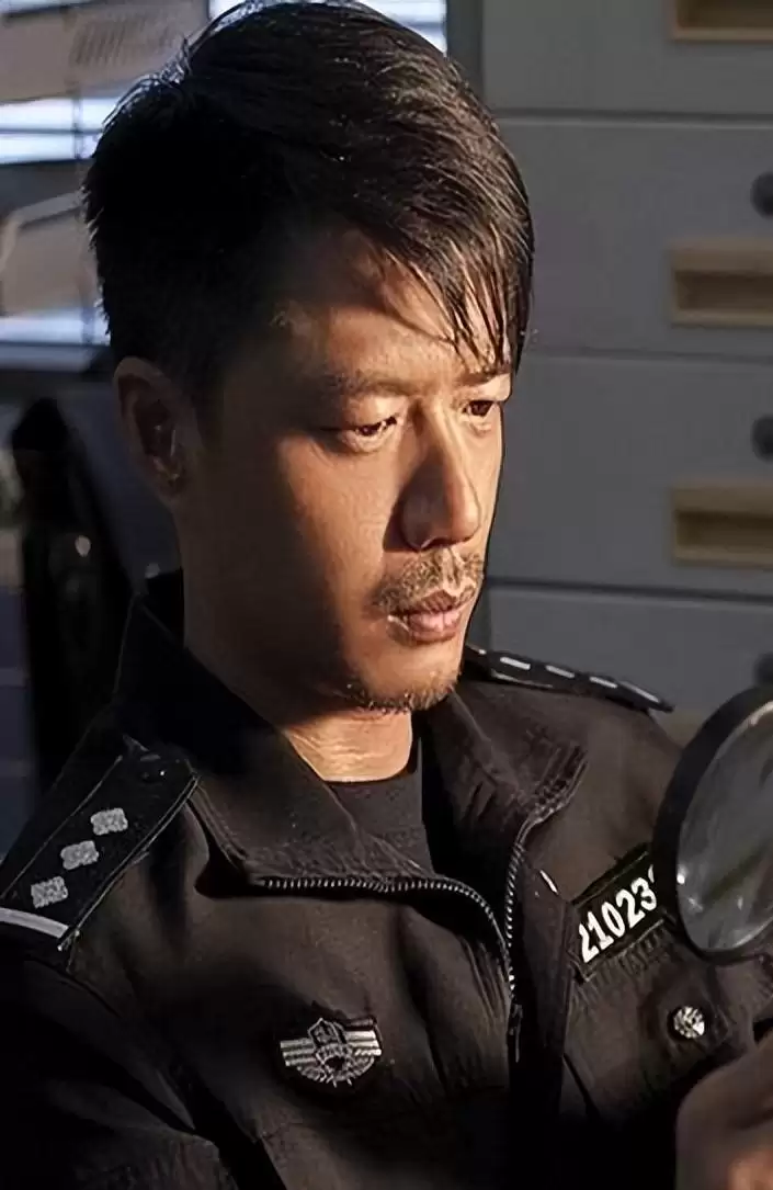 一脸油腻，表情狰狞，却硬在央视大剧演刑警，网友：真不害臊吗？