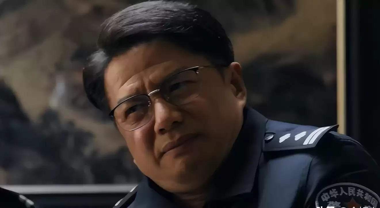 《藏锋》：膀大腰圆却要演警察，全程挤眉弄眼，别再来嚯嚯刑侦剧