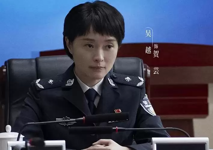 条件不符别尬演警察！苦瓜脸配香肠嘴，说话全程面无表情，太出戏