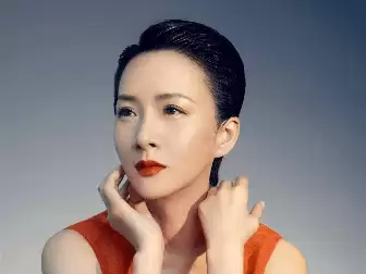 她是黄磊同班同学，与丈夫结婚26年零绯闻，14岁儿子长相帅气像她