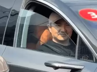 沈腾等红绿灯偶遇路人驻足拍摄，摇下车窗喊“快走吧”
